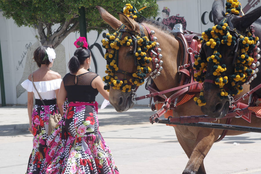 Numerosos malagueños y visitantes no han perdido la oportunidad de acudir al Cortijo de Torres, que ya se prepara para los últimos días de la Feria de Málaga.
