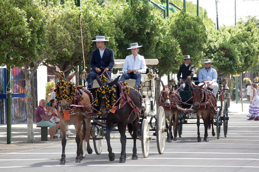 Numerosos malagueños y visitantes no han perdido la oportunidad de acudir al Cortijo de Torres, que ya se prepara para los últimos días de la Feria de Málaga.