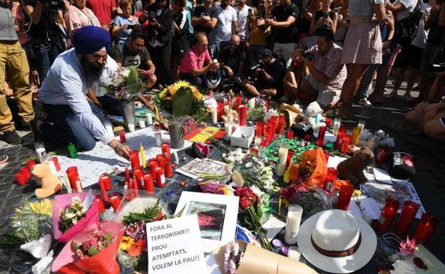 Numerosas personas se han sumado hoy a los homenajes en la calle a las víctimas.