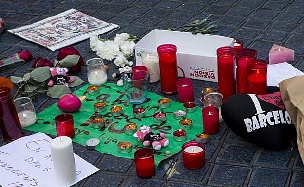 Ciudadanos han dejado velas y mensajes a la víctimas a modo de homenaje en Las Ramblas.