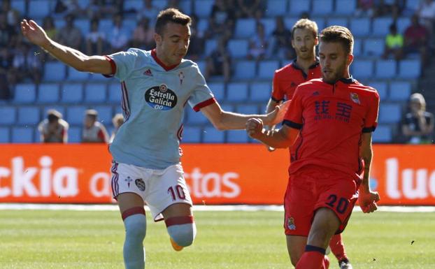 Iago Aspas disputa un balón con Kevin Rodrigues. 