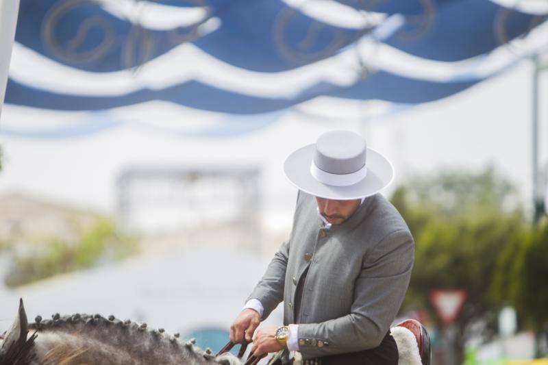 Miles de personas disfrutan del sábado en el recinto de Cortijo de Torres de día