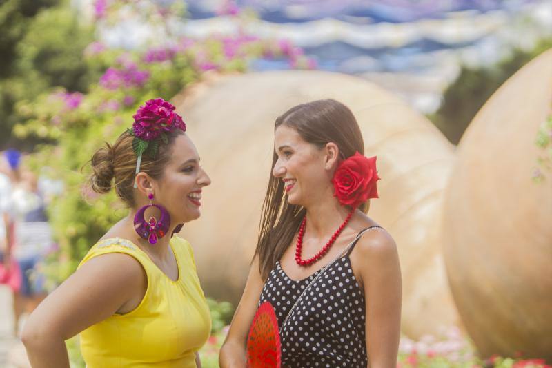 Miles de personas disfrutan del sábado en el recinto de Cortijo de Torres de día