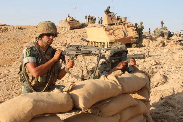 Soldados defienden una posición en una zona montañosa cerca de Ras Baalbek (en el este de Líbano) durante una operación contra yihadistas. :: afp