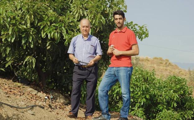 Antonio y Ernesto Rico, con algunos de los dispositivos de su sistema de riego en su finca