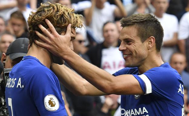 Marcos Alonso, felicitado por César Azpilicueta, capitán 'blue', tras uno de los goles.