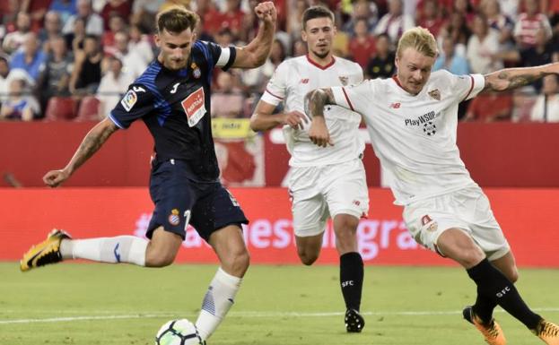 El espanyolista Leo Baptistao (izq.) dispara para conseguir el gol de su equipo.