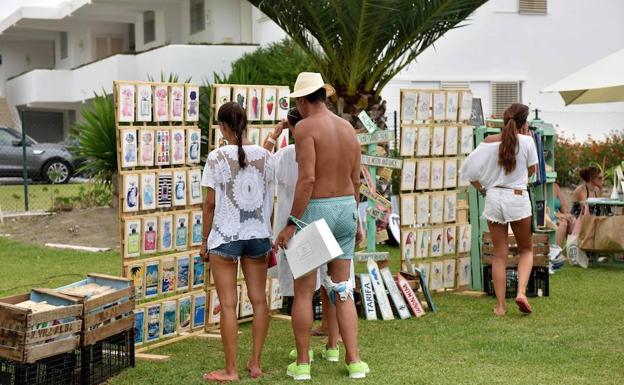 Imagen principal - La decoración, también presente. A la izquierda, Díez firma una de sus novelas. Al lado, los calzoncillos más ‘cool’.