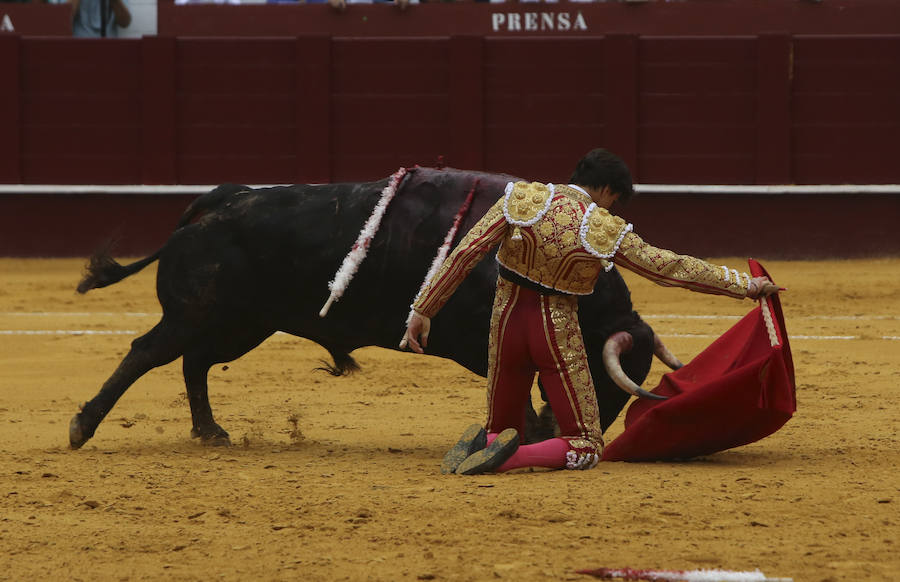 Muletazo de rodillas de Roca Rey en el epílogo de su trasteo al tercero