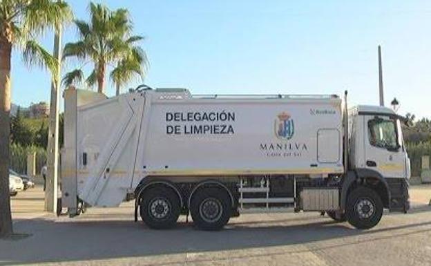 Manilva triplica su población en verano y casi duplica su basura