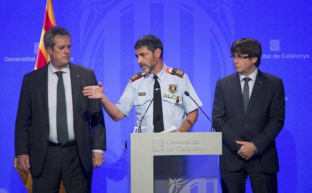 Forn, Trapero y Puigdemont en una rueda de prensa.