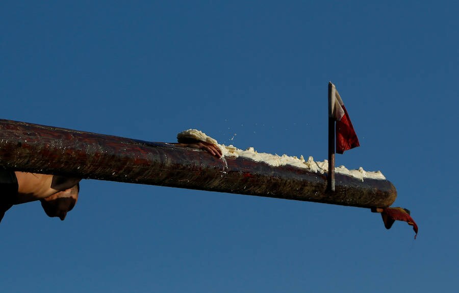 Se trata de alcanzar una bandera situada en la 'gostra', un poste cubierto de manteca de cerdo, durante las celebraciones de la festividad religiosa de San Julián, patrón de la localidad del mismo nombre, en Malta.