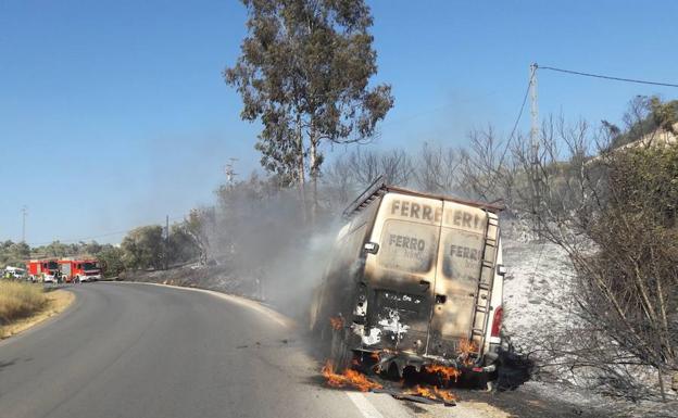 Imagen del vehículo incendiado en Benaoján. 