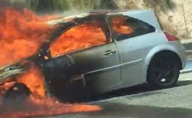 Imagen del coche incendiado este domingo en Mijas.
