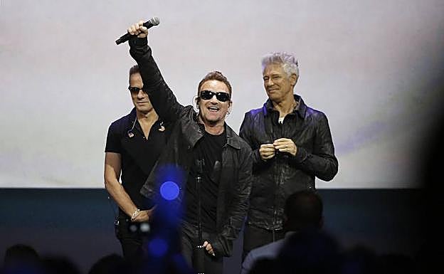 Bono, cantante de U2. 
