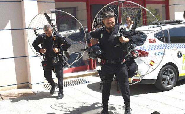 Marbella presenta la primera unidad policial en paramotor de España