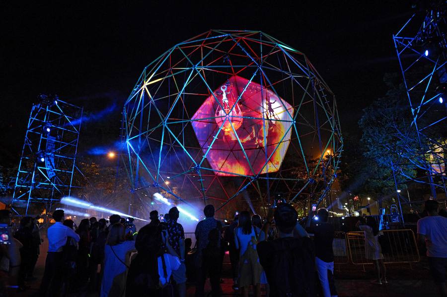 El evento más famoso del mes de agosto que reune a miles de personas en las calles del centro de la ciudad. Espectáculos y decorados de luces llamativas durante todo el fin de semana