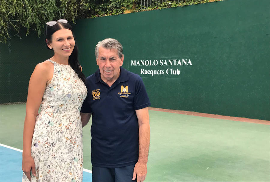 El ex tenista Manolo Santana junto a la responsable de Santa Sita.