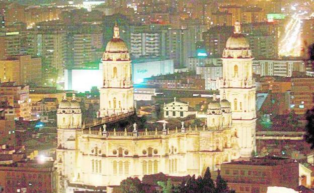 Recreación de la vista nocturna de la Catedral una vez terminada la torre sur y los cuatro torreones que rematarían los cubillos laterales. 