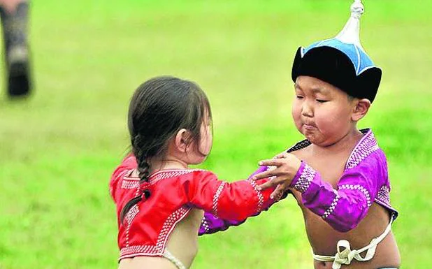 Dos pequeños juegan a ser luchadores