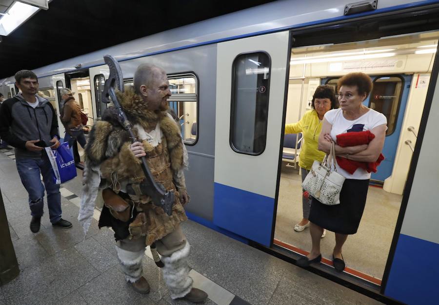 Varias personas se transforman en los Caminantes Blancos de la serie HBO 'Juego de Tronos' y pasean por el metro de Moscú para celebrar los últimos episodios de la séptima temporada 