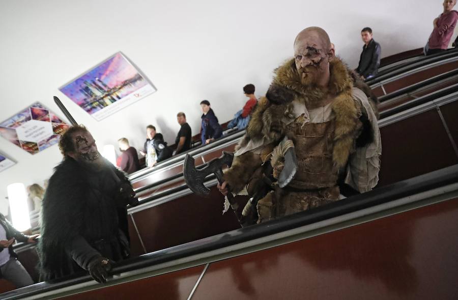 Varias personas se transforman en los Caminantes Blancos de la serie HBO 'Juego de Tronos' y pasean por el metro de Moscú para celebrar los últimos episodios de la séptima temporada 