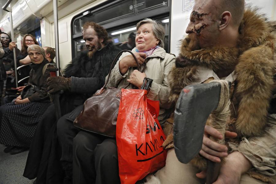 Varias personas se transforman en los Caminantes Blancos de la serie HBO 'Juego de Tronos' y pasean por el metro de Moscú para celebrar los últimos episodios de la séptima temporada 