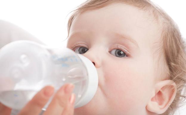 Los bebés, acostumbrados a dormirse con el biberón en la boca, tienen más probabilidades de desarrollar caries en los dientes de leche. 