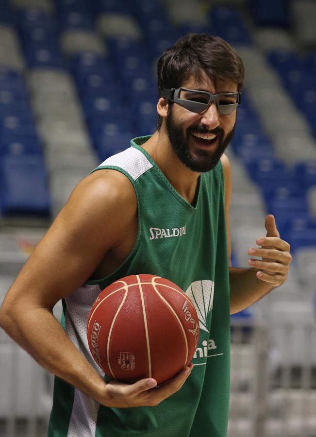 Daniel Díez, jugador del Unicaja, lleva puestas unas llamativas gafas con limitación de visión que les impide mirar el balón a la hora de botar. Una práctica que han utilizado durante los entrenamientos esto días con el objetivo de mejorar el control del bote y el dominio del balón. 