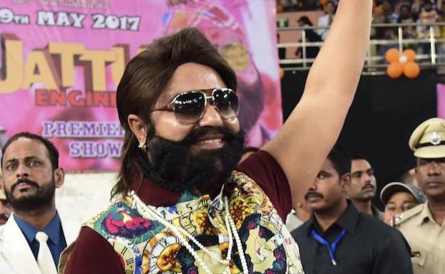 Gurú convertido a actor Gurmeet Ram Rahim Singh saluda durante una visita en mayo.