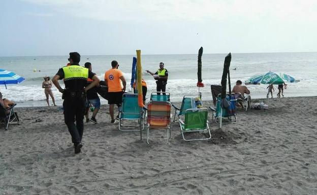 Agentes de la Policía Local y vigilantes del dispositivo de playas, en una de las intervenciones realizadas. 