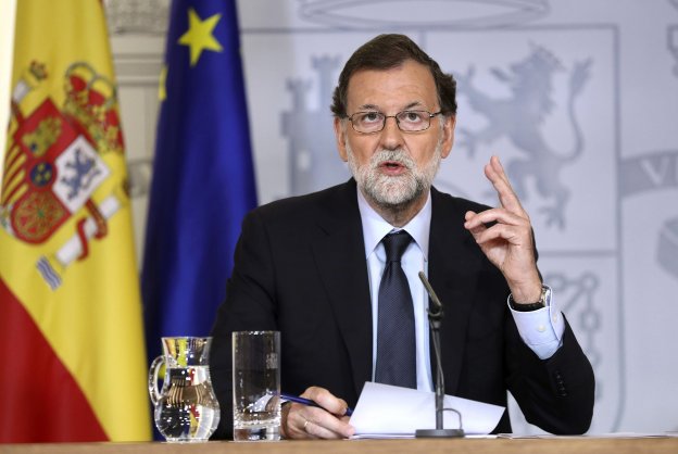 Rajoy compareció ayer por sorpresa en la Moncloa para defender la actuación de su Gobierno en la gestión de los atentados . :: Chema Moya / efe