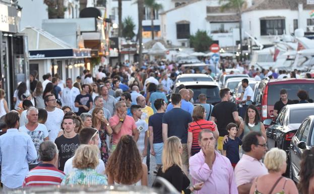 Las calles de Puerto Banús son un hervidero de gente durante todo el verano. 