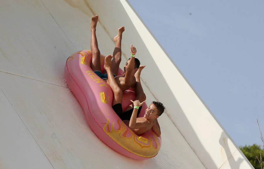 Cada parque cuenta con decenas de atracciones.