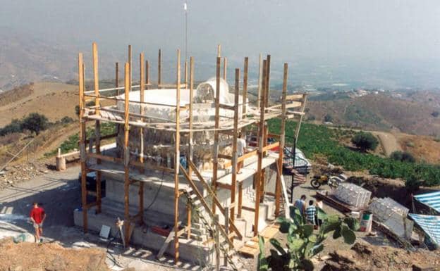 Imagen principal - Arriba, trabajos de construcción de la estupa budista del centro Karma Guen, en 1994. Abajo, a la izquierda, aspecto de Aldea Alta en 1981. A la derecha, en el interior de la estupa se guardaron varias esculturas de Buda. 