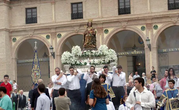 La Patrona de Málaga, a su salida de su basílica.