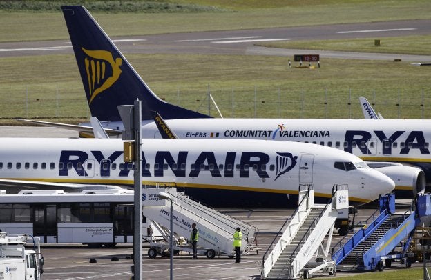 Aviones de la compañía irlandesa esperan en la pista de un aeropuerto.