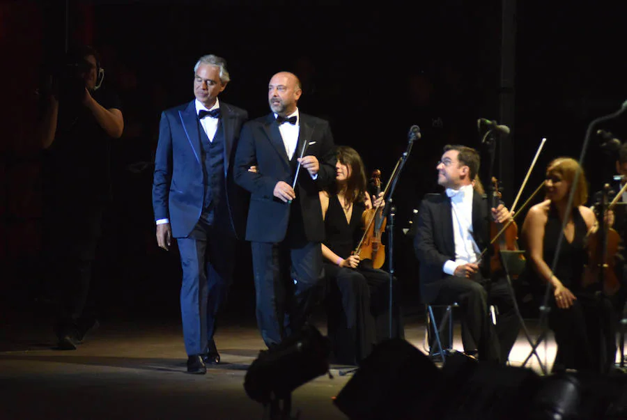 Andrea Bocelli llenó la cantera de Nagüeles con su voz en una noche en la que estuvo acompañado en Starlite por la Orquesta Sinfónica de Málaga.