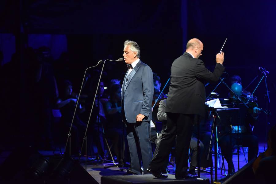 Andrea Bocelli llenó la cantera de Nagüeles con su voz en una noche en la que estuvo acompañado en Starlite por la Orquesta Sinfónica de Málaga.