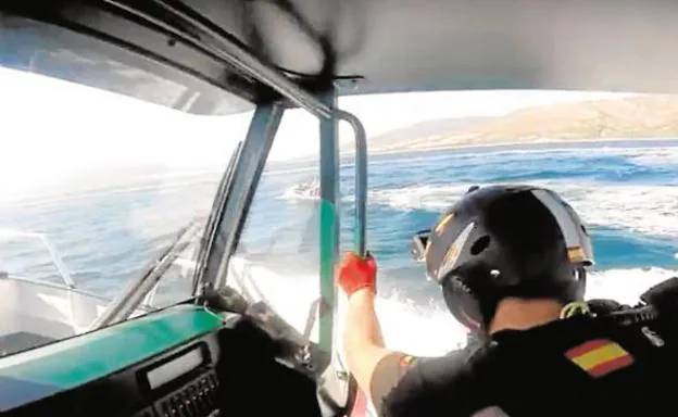 Una patrullera española trata de dar alcance a una moto acuática de contrabandistas en mitad del Estrecho de Gibraltar.