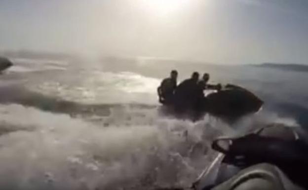Imagen principal - Arriba, persecución de un piloto cuando trasladaba a dos inmigrantes en una moto acuática. Abajo, a la izquierda, una embarcación de la Guardia Civil remolca una moto de agua interceptada en el Estrecho.