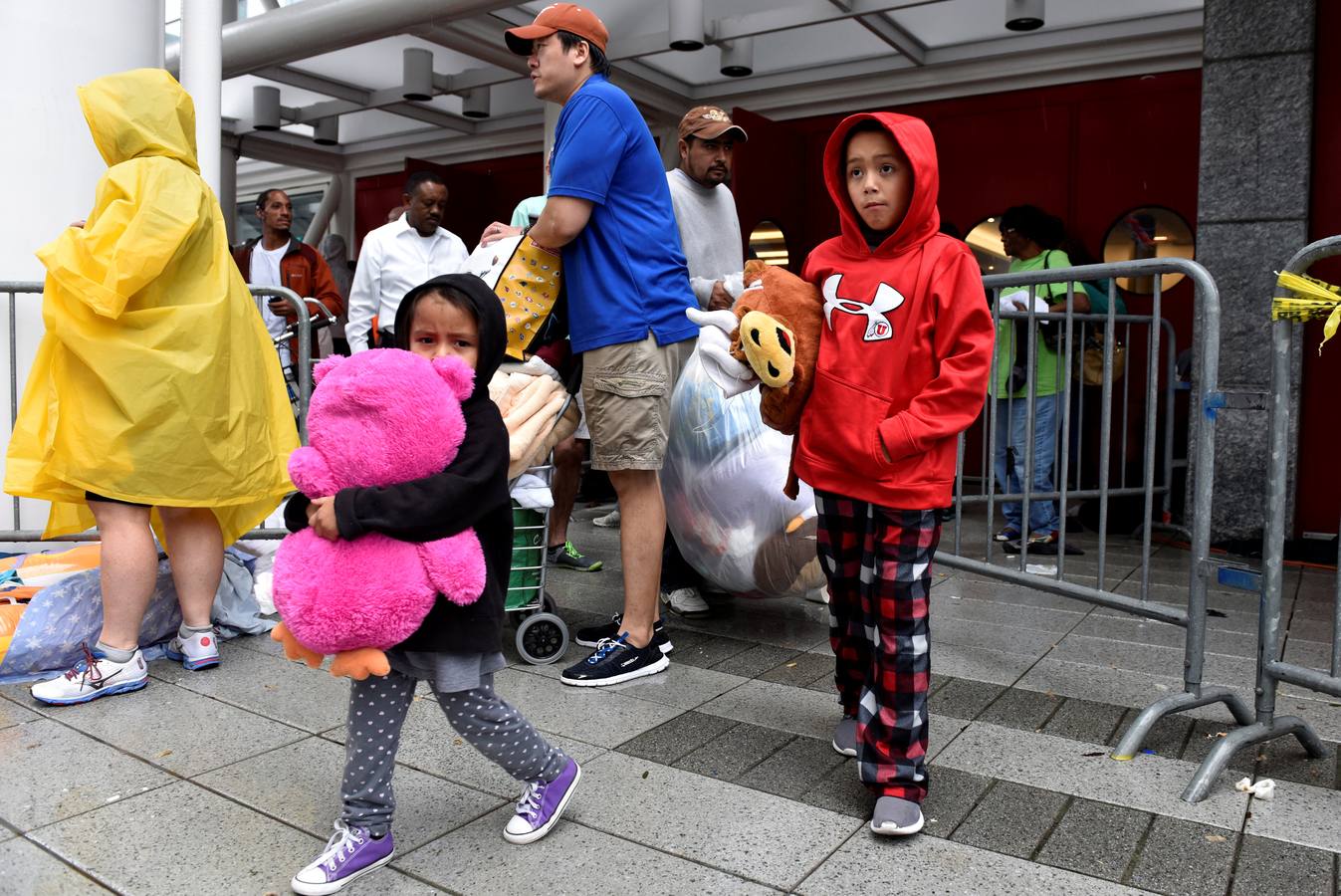 No sin mis peluches. Niños que han tenido que ser evacuados en Texas por el huracán Harvey cargan con sus muñecos a todas partes..