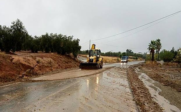 Máquinas reparan una de las carreteras afectadas.