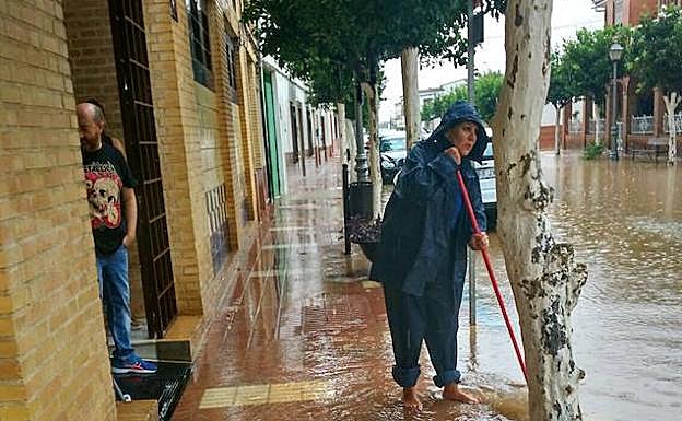 Una vecina achica agua en Humilladero.