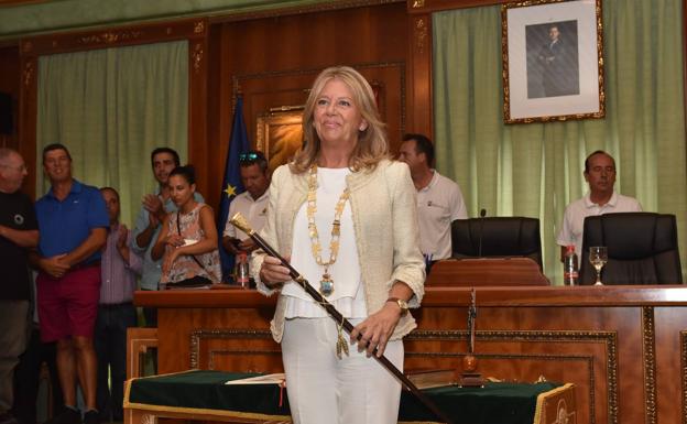Ángeles Muñoz, con el bastón de mando de Alcaldesa. 