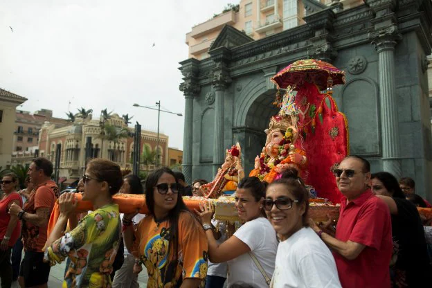 la imagen de Ganesh, ante el santuario de Nuestra Señora de África de Ceuta.  :: REUTERS / Jesús Morón