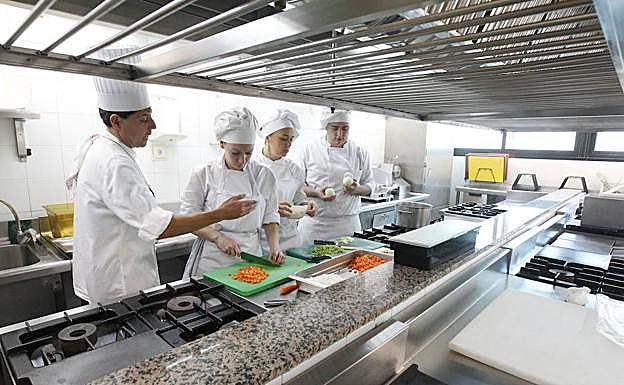 Estudiantes en la cocina de La Cónsula.