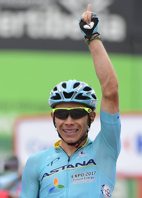 El ciclista colombiano celebra su triunfo en Calar Alto. :: afp