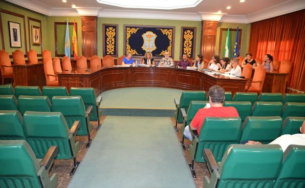 Imagen del salón de plenos de Nerja, con la bancada del PP vacía, y la ausencia de la edil de Ciudadanos