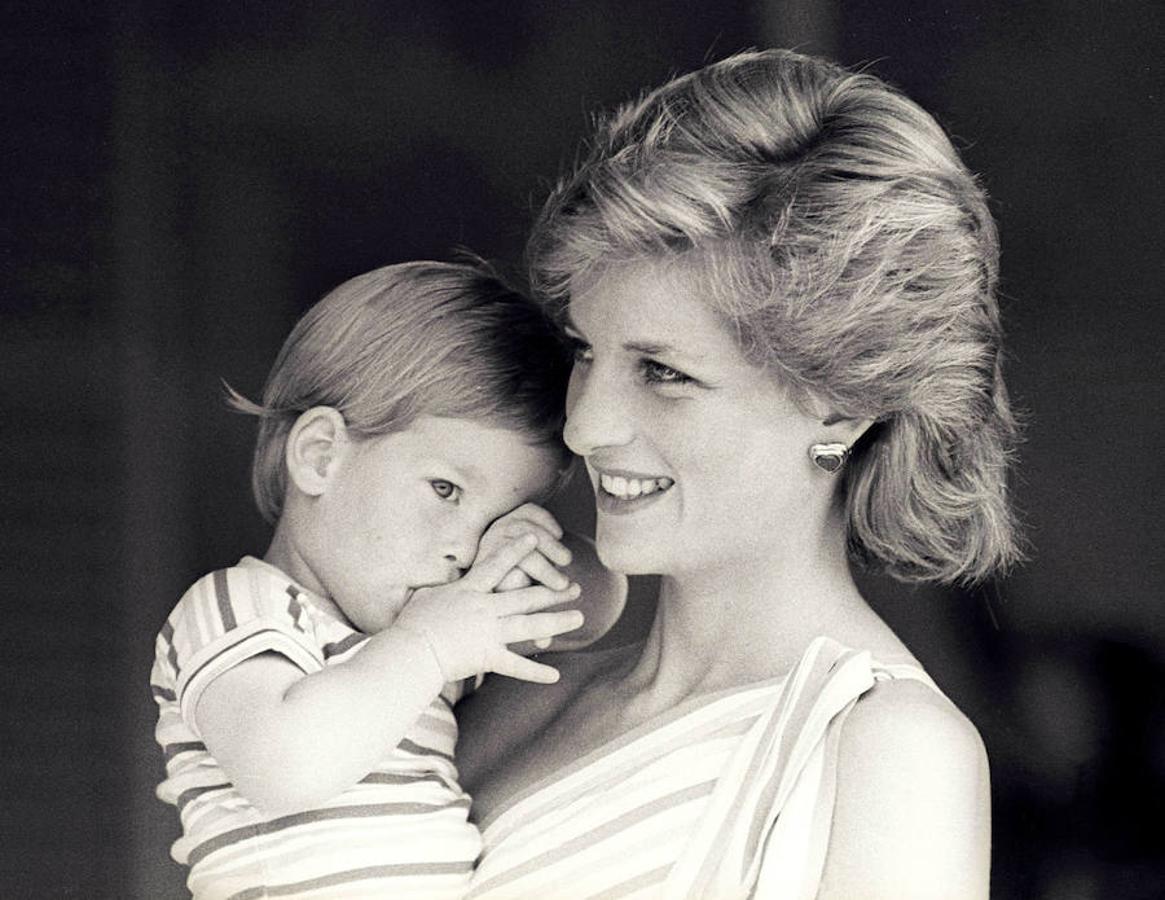 Diana de Gales sujeta en sus brazos a su segundo hijo, el príncipe Enrique.
